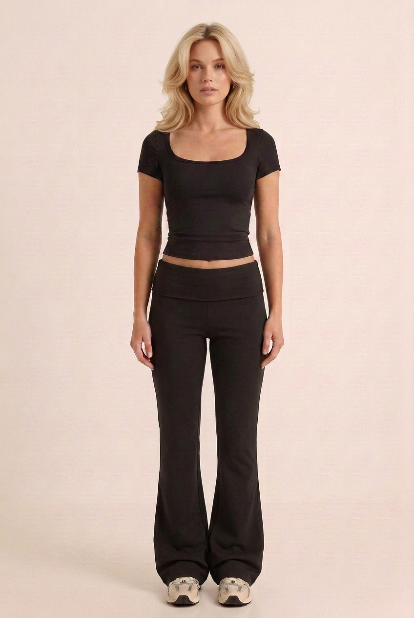 Front view with the blonde brand model